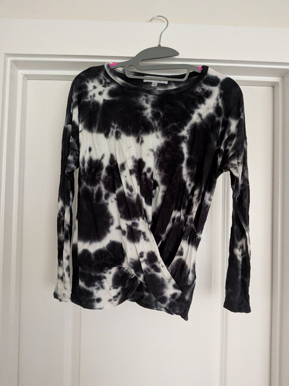 Black and white tie-dye long-sleeve shirt